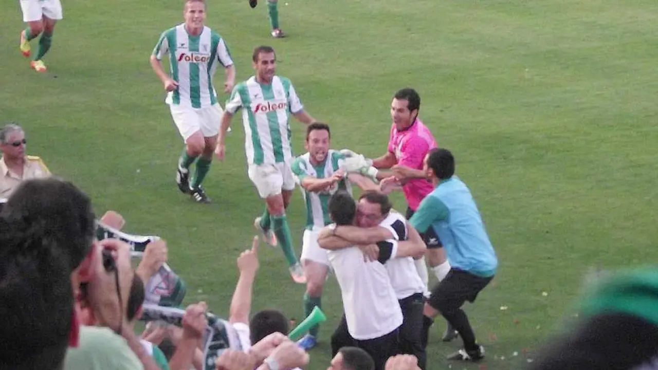 El d&iacute;a que el Atl&eacute;tico Sanluque&ntilde;o ascendi&oacute; a la Segunda B ante el Extremadura en El Palmar con goles de Adri&aacute;n Gallardo - Ra&uacute;l J. Bustillos
