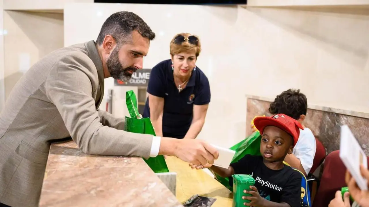 Pacheco con algunos de los ni&ntilde;os. - Ayuntamiento