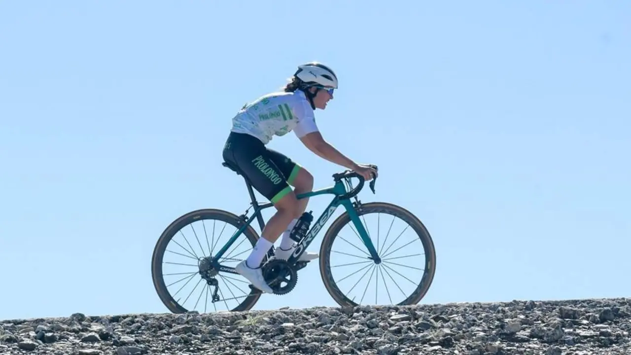 La ciclista malague&ntilde;a Victoria Bandera, a escasos metros de la l&iacute;nea de meta de la XXVIII Subida Cicloturista al Veleta. - Cetursa