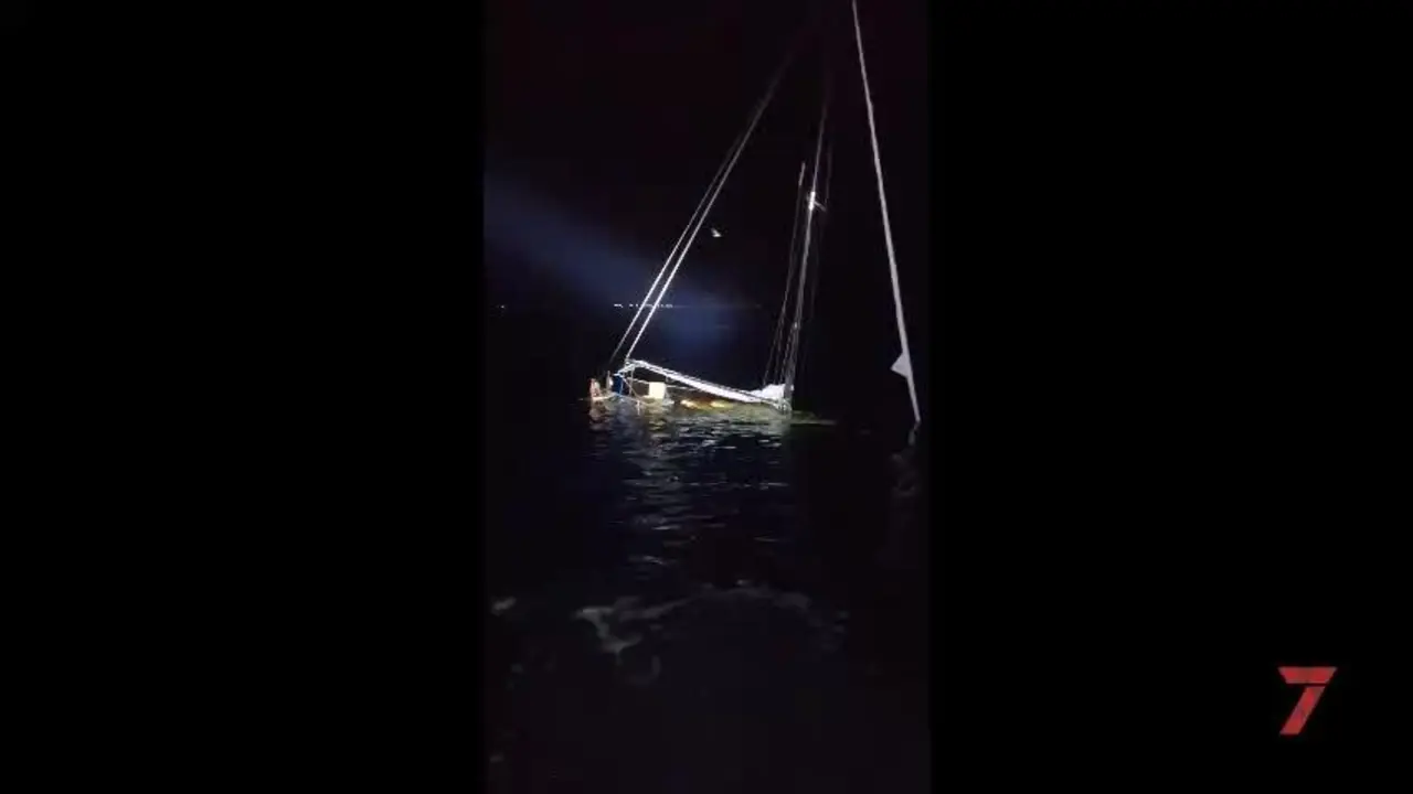 Rescatan al tripulante de un velero que se hundi&oacute; casi a la altura de Zahara de los Atunes