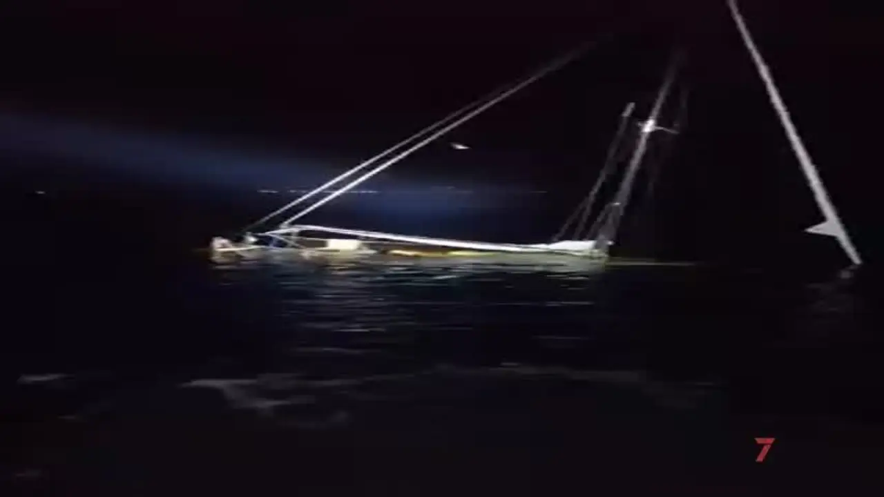 Rescatan y trasladan a Barbate al tripulante de un velero hundido a 13,8 millas de Tarifa