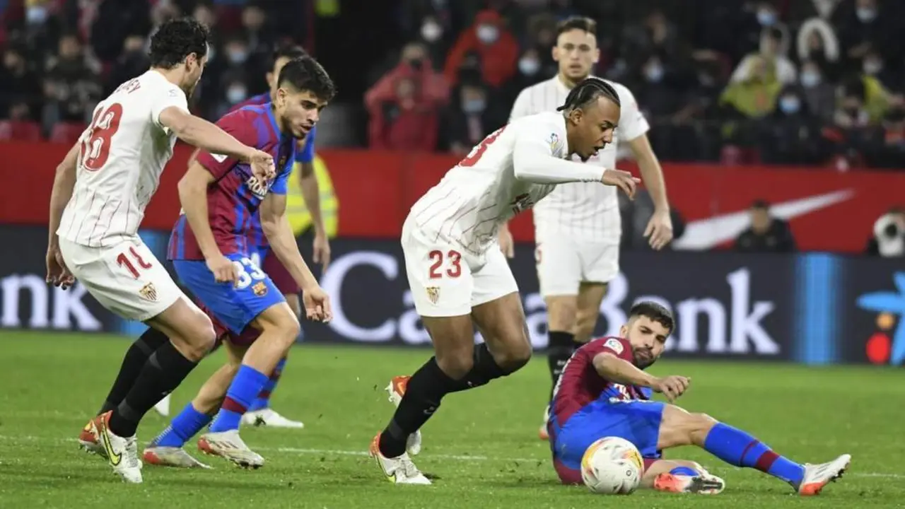 El defensa central del Sevilla FC, Jules Kound&eacute;, durante un partido contra el Barcelona de esta pasada temporada. - sfc