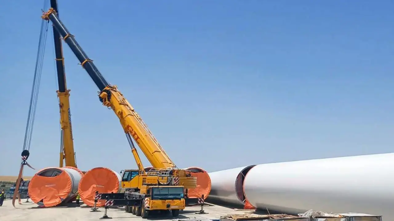 Los primeros aerogeneradores ya est&aacute;n en El Barroso.  - Andaluc&iacute;a Informaci&oacute;n
