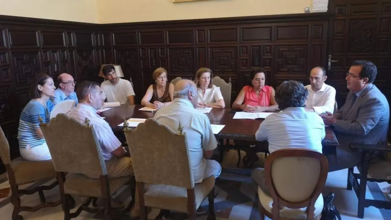 Cabrera explica a las entidades vecinales del Casco Antiguo el cronograma del 'Plan Respira'. - AYTO
