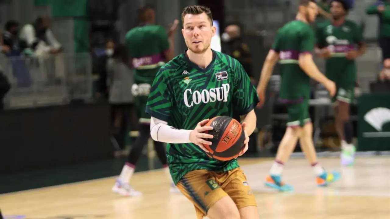 El jugador del Coosur Betis, Dairis Bertans, antes de un partido. - coosur