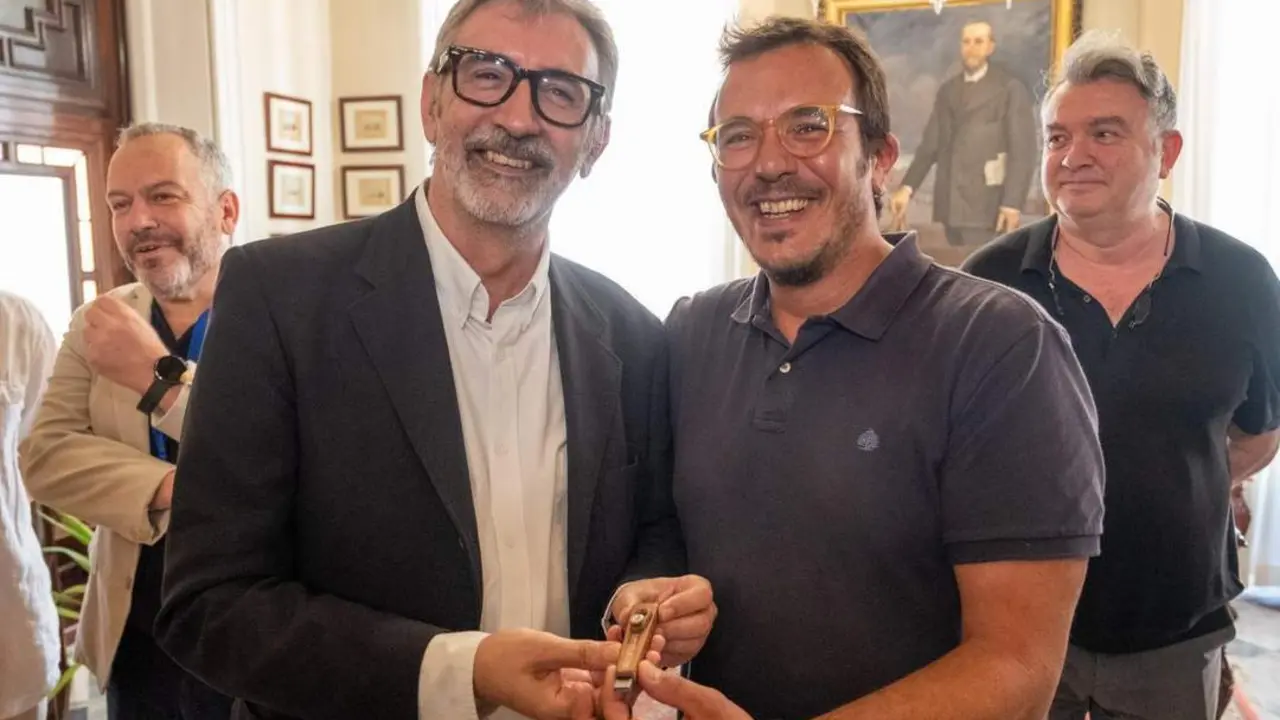 El rector de la UCA y el alcalde de C&aacute;diz, con un pen drive con forma de pito con la documentaci&oacute;n de la candidatura del Carnaval ante la Unesco. - VIVA