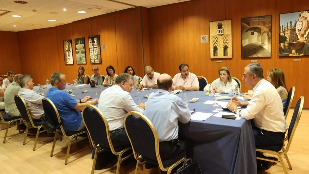 Reuni&oacute;n de Jos&eacute; Luis Sanz con m&aacute;s de una decena de entidades vecinales y de comerciantes del Casco Antiguo y Triana, en un c&eacute;ntrico hotel, para abordar el 'Plan Respira'  - CANDIDATURA PP