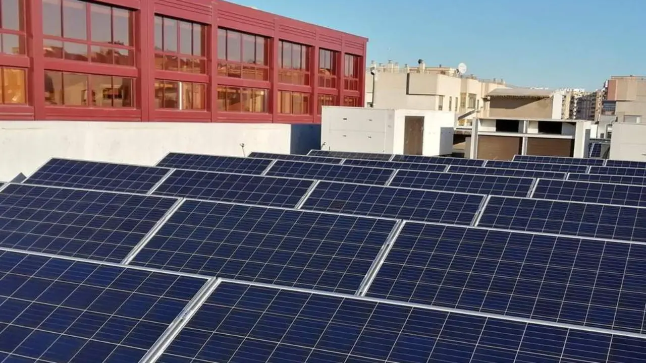 Instalaci&oacute;n de placas solares en un colegio. - CONSEJER&Iacute;A DE EDUCACI&Oacute;N Y DEPORTE