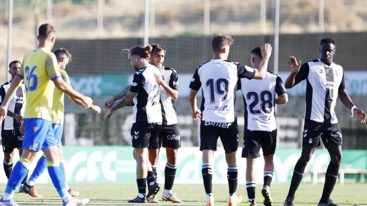 Marc Cardona -n&ordm;19- celebra el 1-1 logrado por su equipo - UDLP