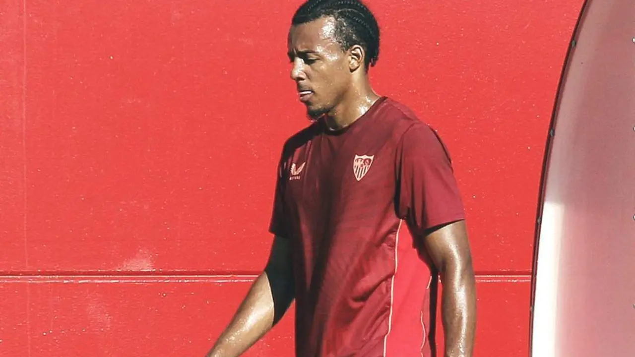El central franc&eacute;s del Sevilla, Jules Kound&eacute;, durante el entrenamiento de este jueves en la ciudad deportiva. - efe