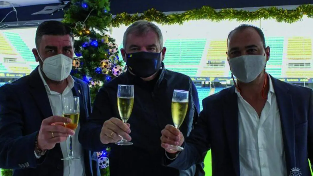 Enrique Ortiz, Manuel Vizca&iacute;no y Jorge Cordero, brindando en el palco presidencial del Nuevo Mirandilla. - C&aacute;diz CF