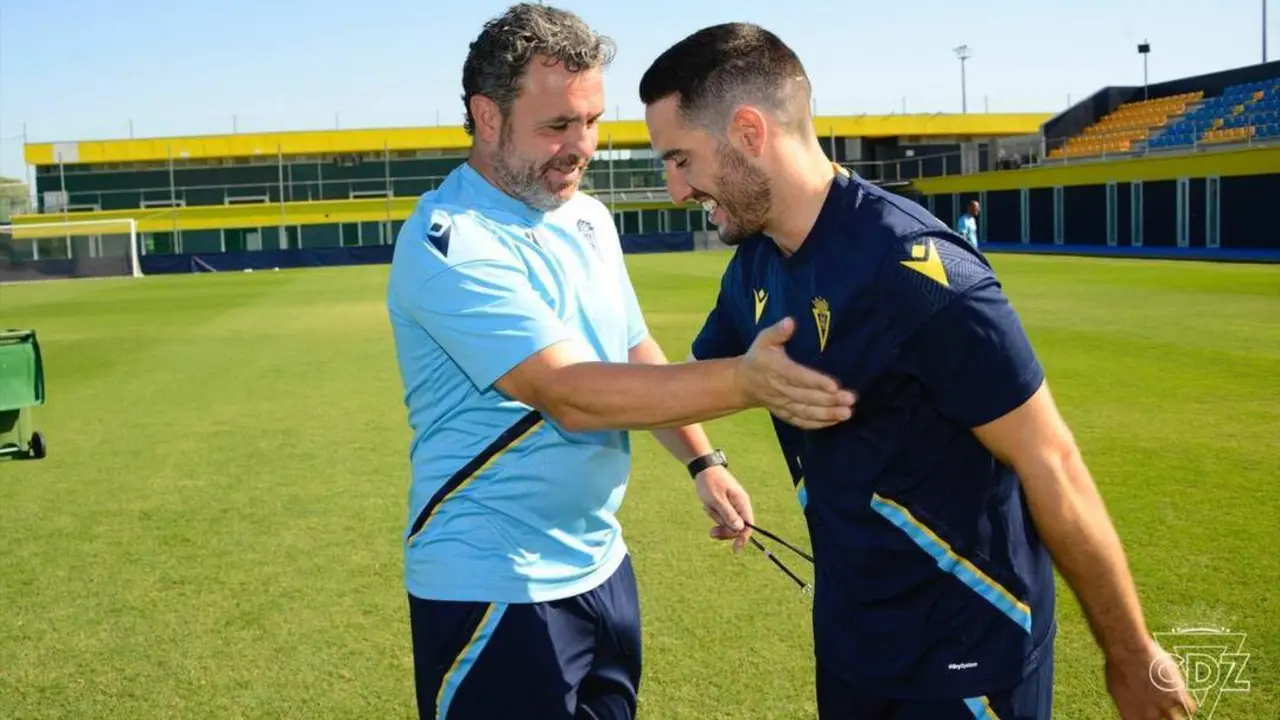 Zaldua, junto a Sergio Gonz&aacute;lez en su primer entrenamiento. - C&aacute;diz CF
