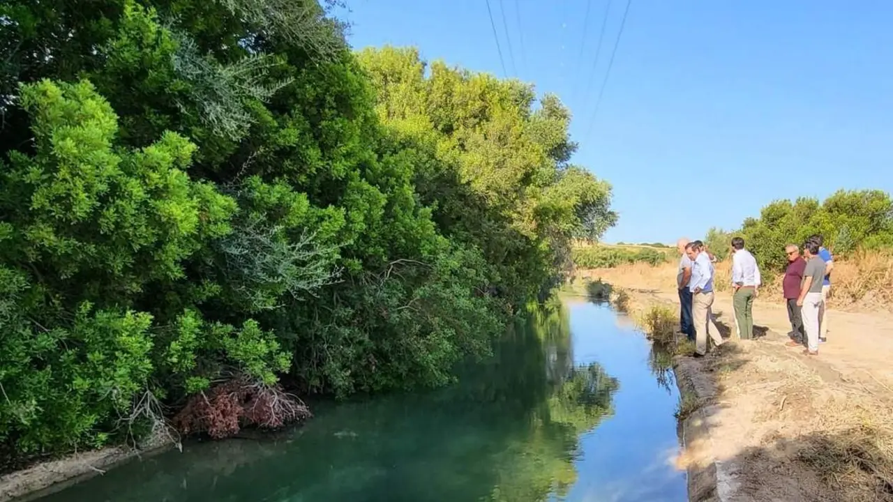 Representantes de las organizaciones agrarias en el tramo afectado del canal de riesgo hundido.  - Viva 