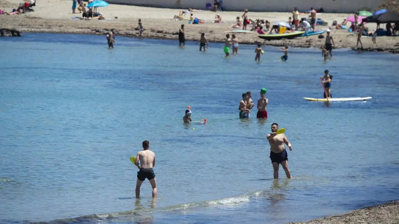 Personas jugando en la playa. - EP