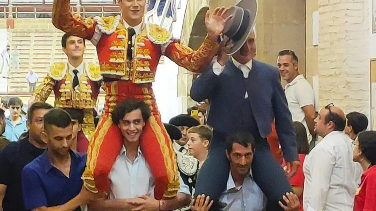 V&Iacute;CTOR BARROSO POR LA PUERTA GRANDE DE LA PLAZA REAL. - L.&Aacute;.&Iacute;.