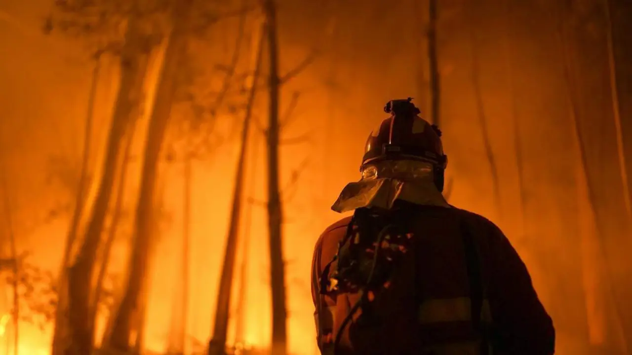 Un bombero trabaja en el incendio, a 5 agosto de 2022, en O Vento, - EP