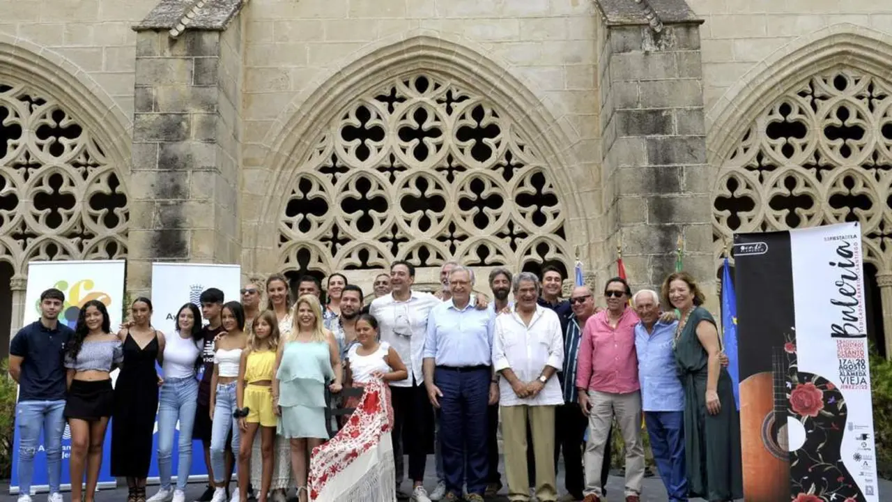 La alcaldesa con los artistas participantes en la presentaci&oacute;n.  - Jerez.es
