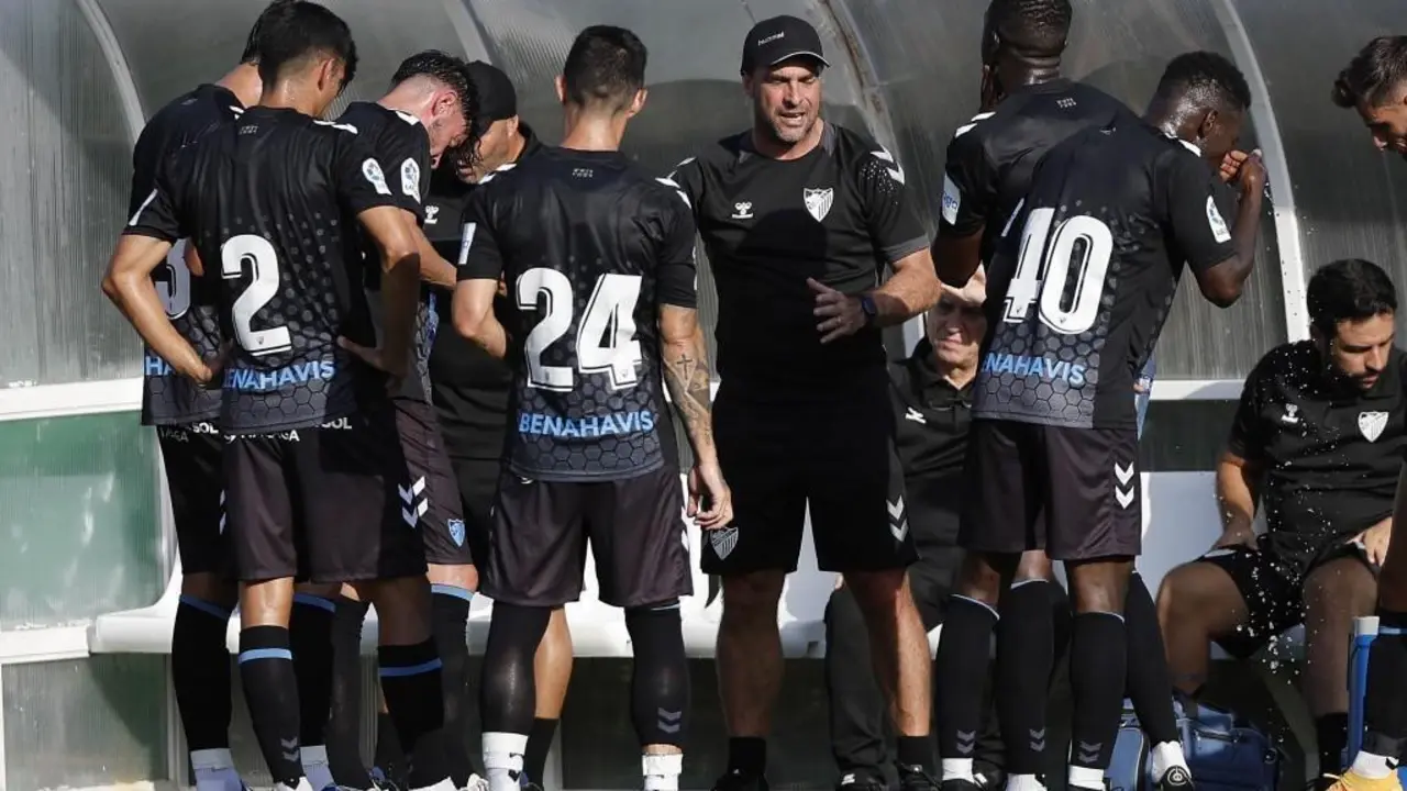 Pablo Guede da &oacute;rdenes a los suyos en el &uacute;ltimo partido amistoso ante el C&aacute;diz. - MCF