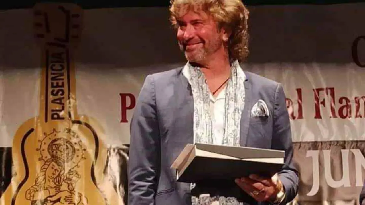 Castilla con uno de los premios conseguidos. - 