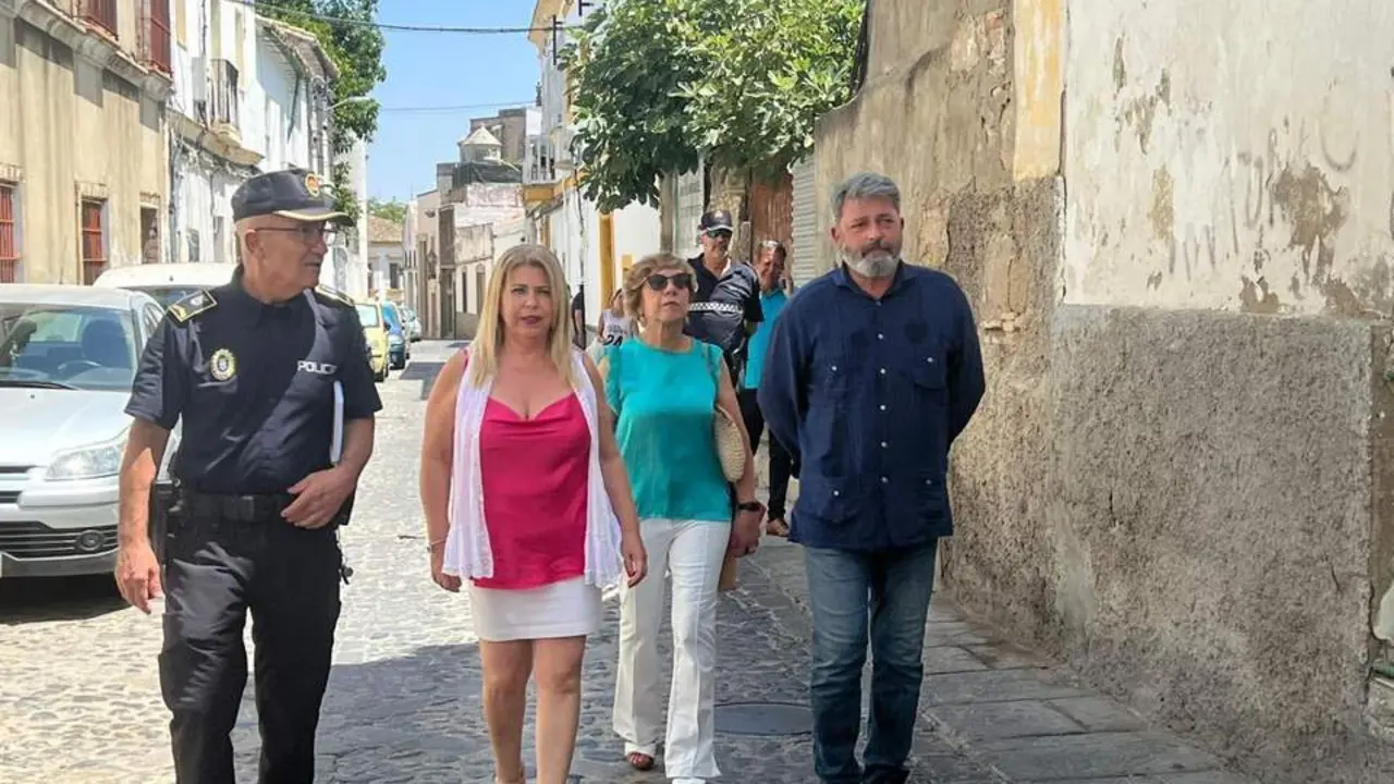 La alcaldesa y el delegado de Seguridad recorren la calle Nueva en una imagen de archivo.  - Jerez.es