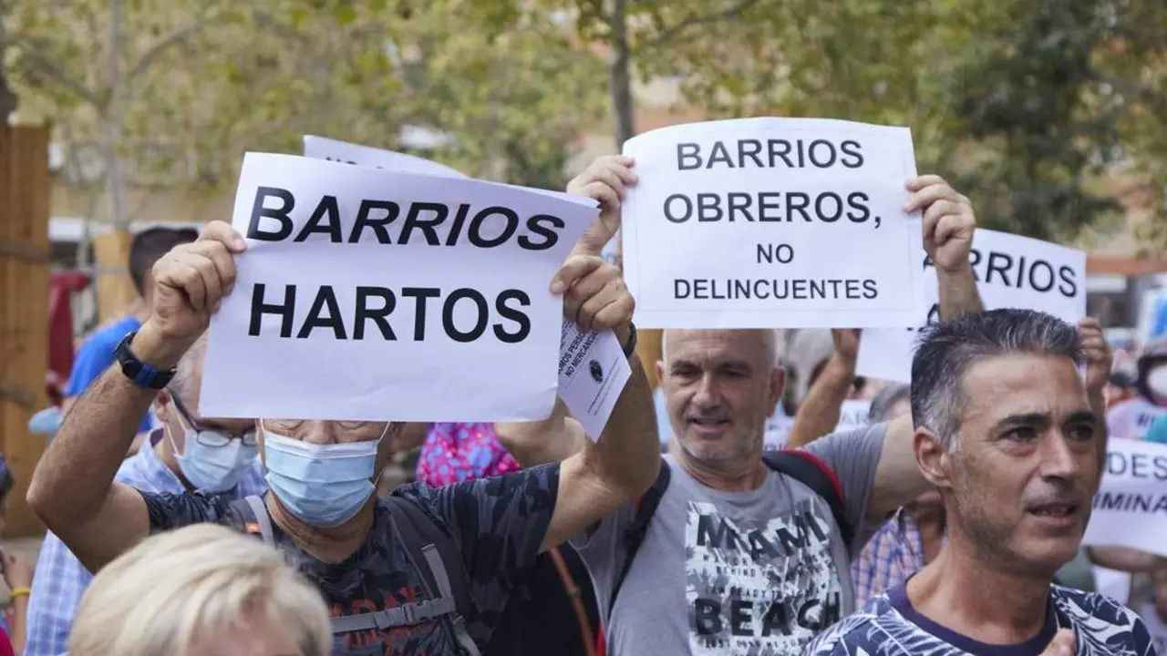 Numerosos vecinos durante la protesta del colectivo Barrios Hartos - EP