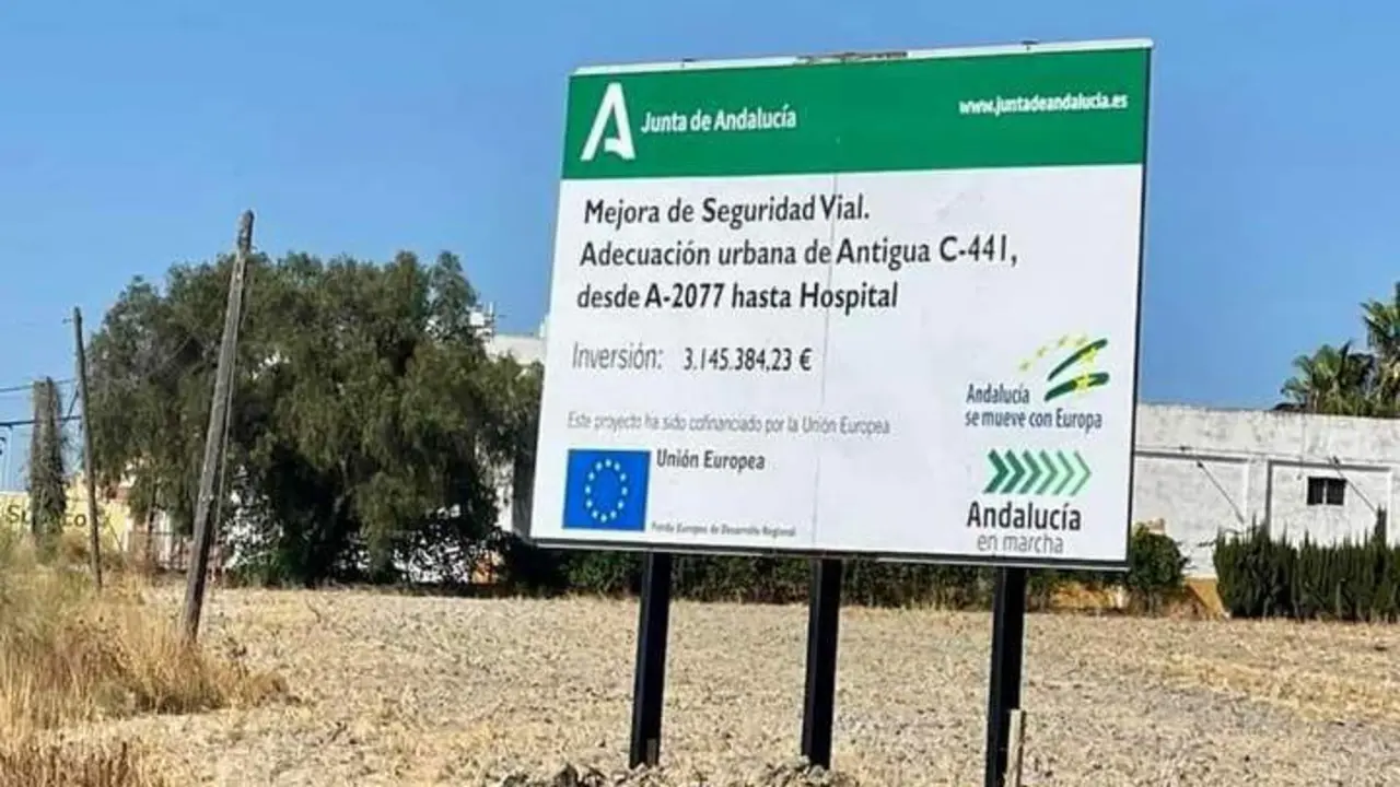 Cartel anunciador de las obras de los accesos por la carretera de Chipiona. - A. I.