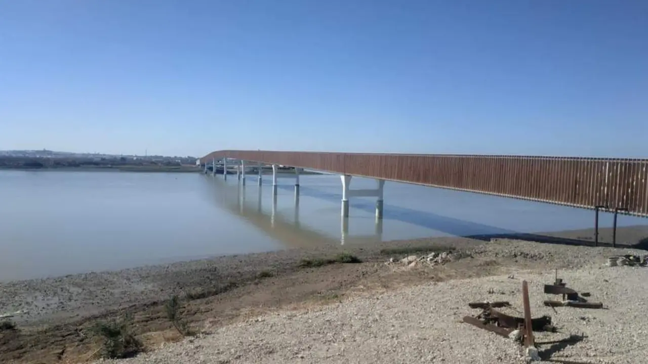 Puente sobre el ca&ntilde;o de Sancti Petri. - S. O.