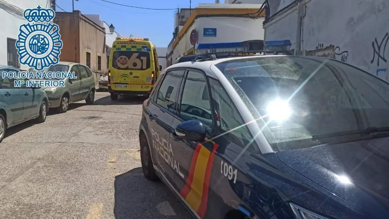 Efectivos policiales y sanitario en la barriada de Torresoto.  - Polic&iacute;a Nacional