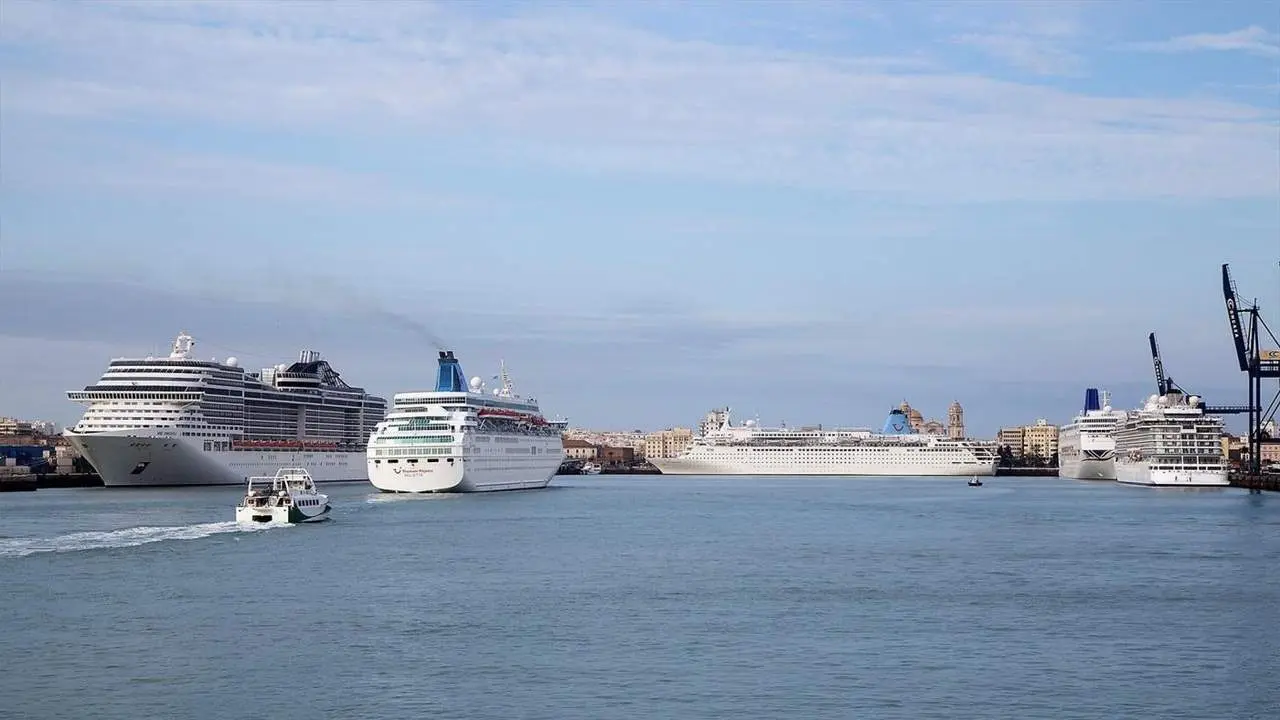 Cruceros en el puerto de C&aacute;diz, en una imagen de archivo. - EUROPA PRESS
