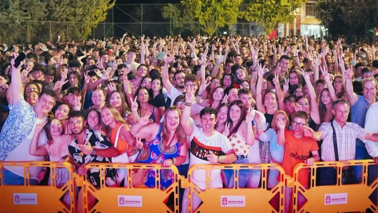 Asistentes al concierto de Henry M&eacute;ndez, este domingo, en Charilla.  - 