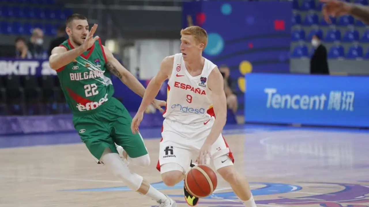 Alberto D&iacute;az maneja el bal&oacute;n el d&iacute;a de su debut en un Eurobasket ante Bulgaria. - EFE