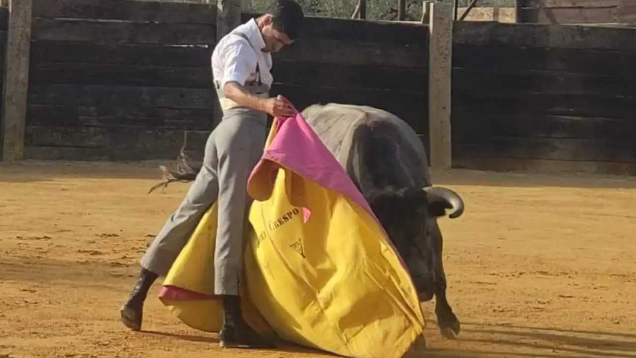 Daniel Crespo durante su entrenamiento en el campo.  - Viva. 
