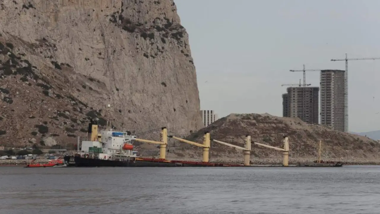 El buque OS35 semihundido - 