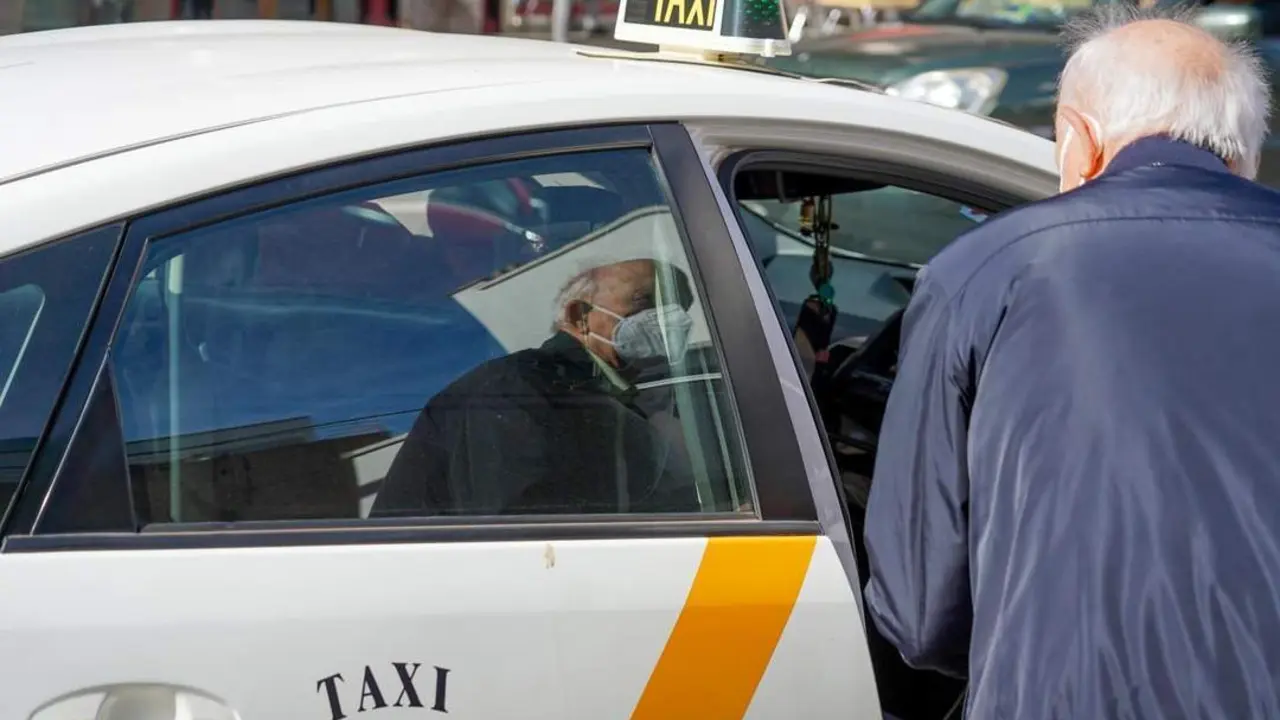 Un usuario subiendo a un taxi en Sevilla. - Europa Press