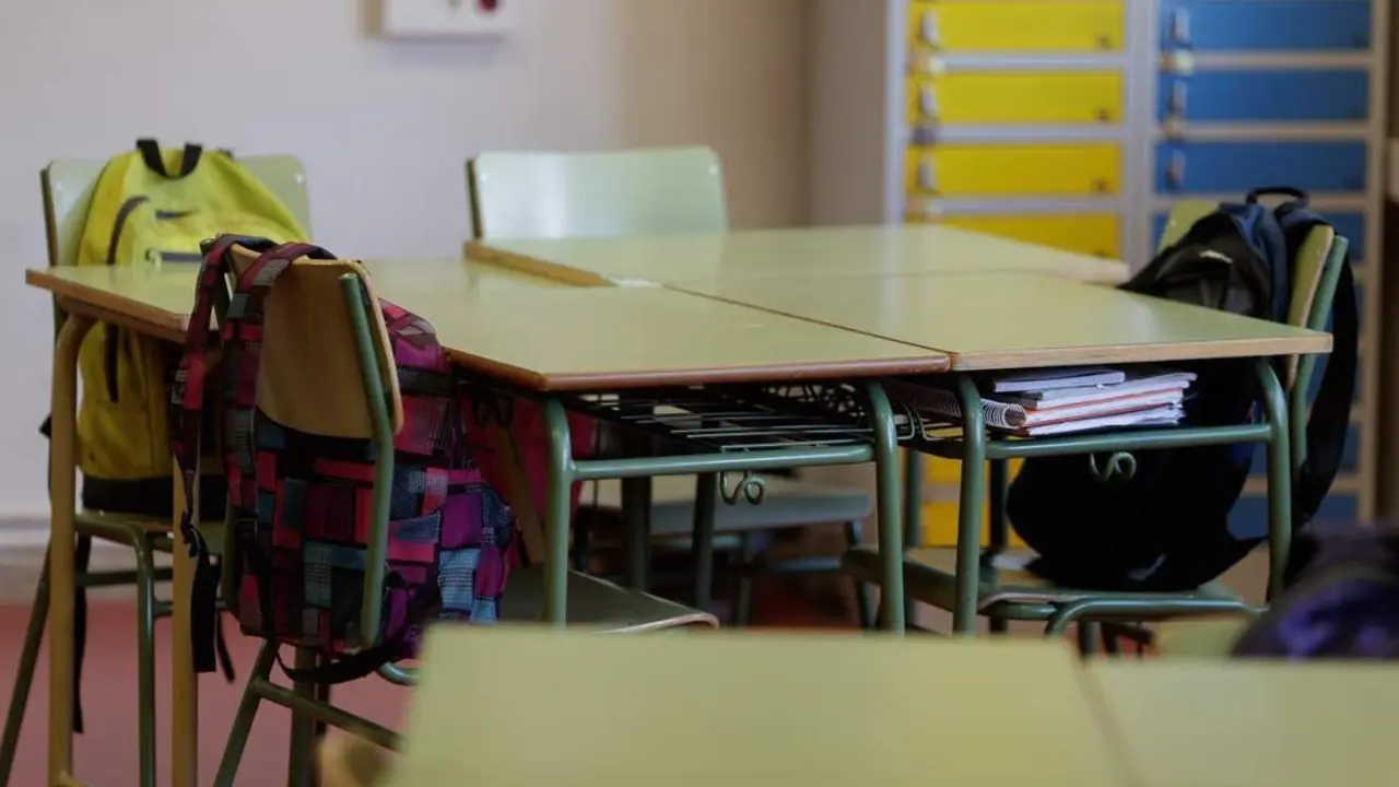Material de estudio de un alumno en una clase. - Archivo