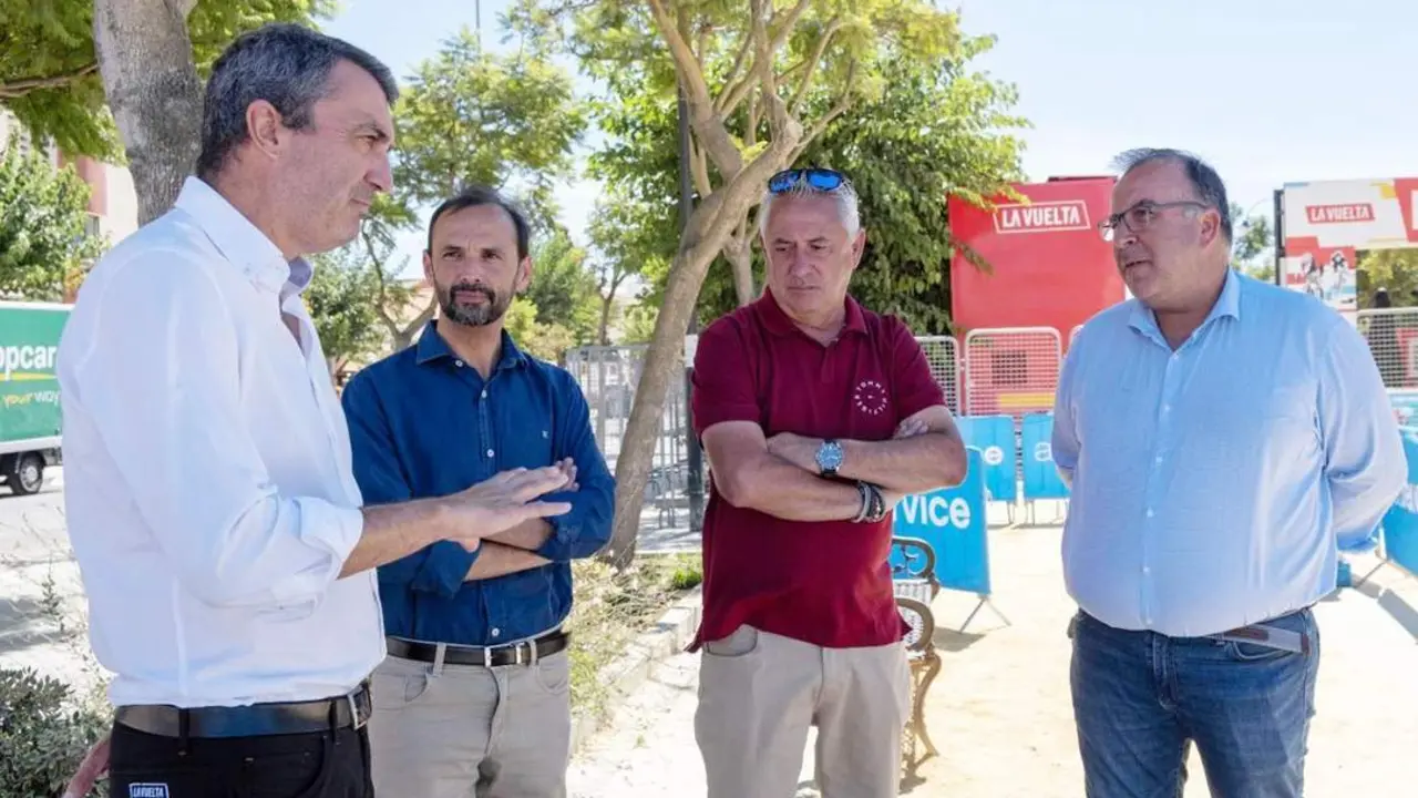 Javier Guill&eacute;n y V&iacute;ctor Mora -los dos primeros por la izquierda- supervisando La Calzada - A. I.
