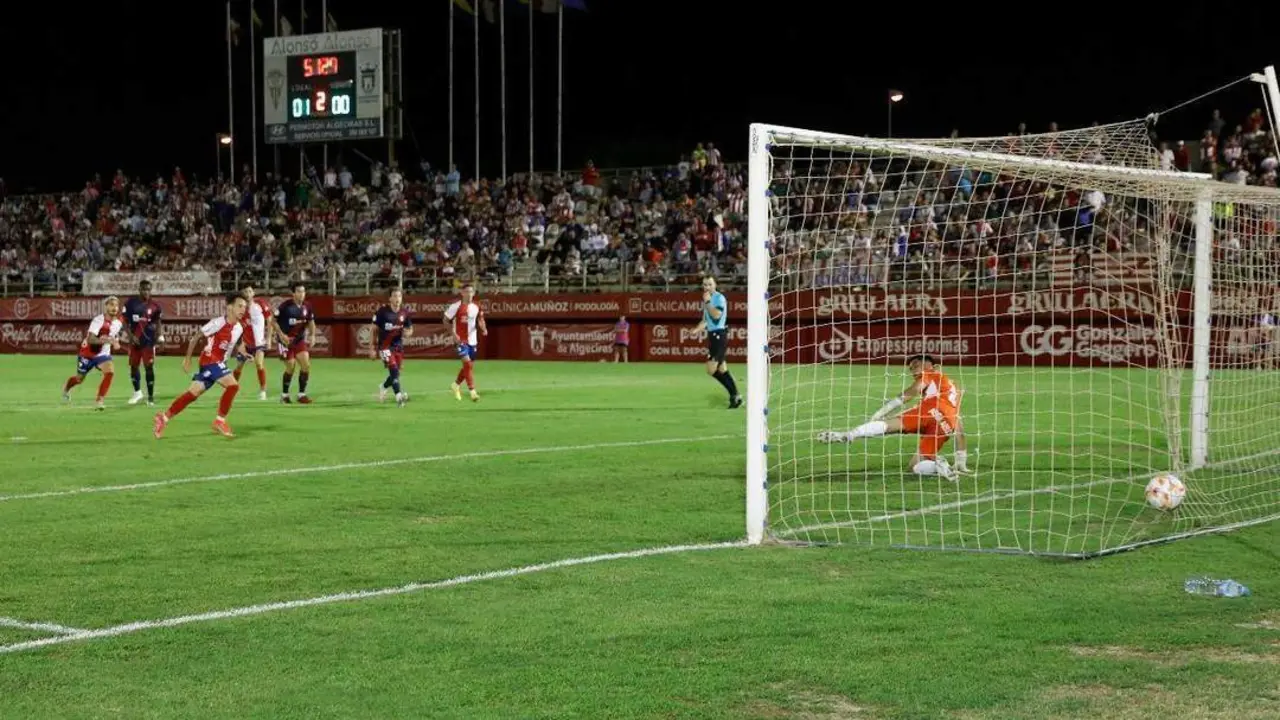 &Aacute;lvaro Romero marca el penalti ante el Rayo Majadahonda. - Andy Ragel