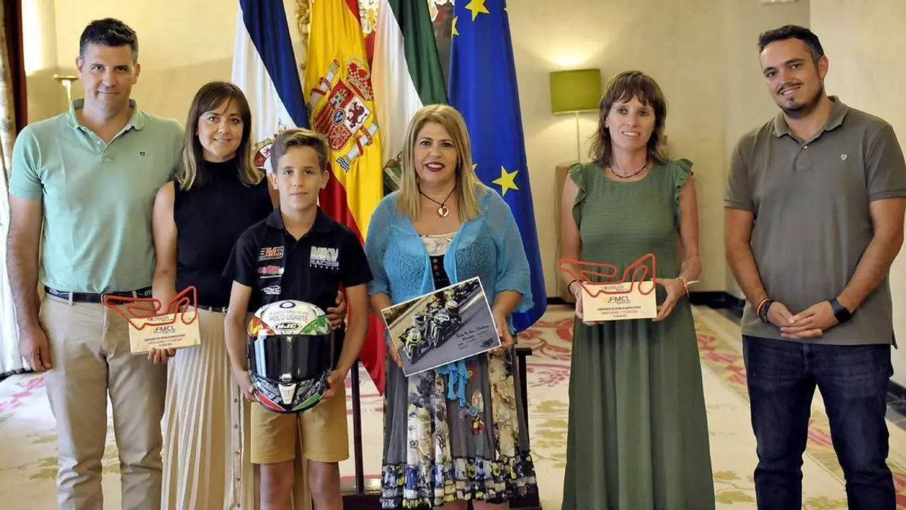 La alcaldesa recibe al joven piloto David S&aacute;nchez. - jerez.es