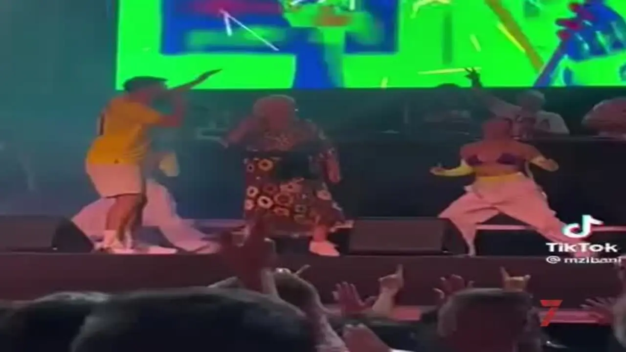 La abuela bailonga que ha hecho viral el concierto de Omar Montes en El Puerto