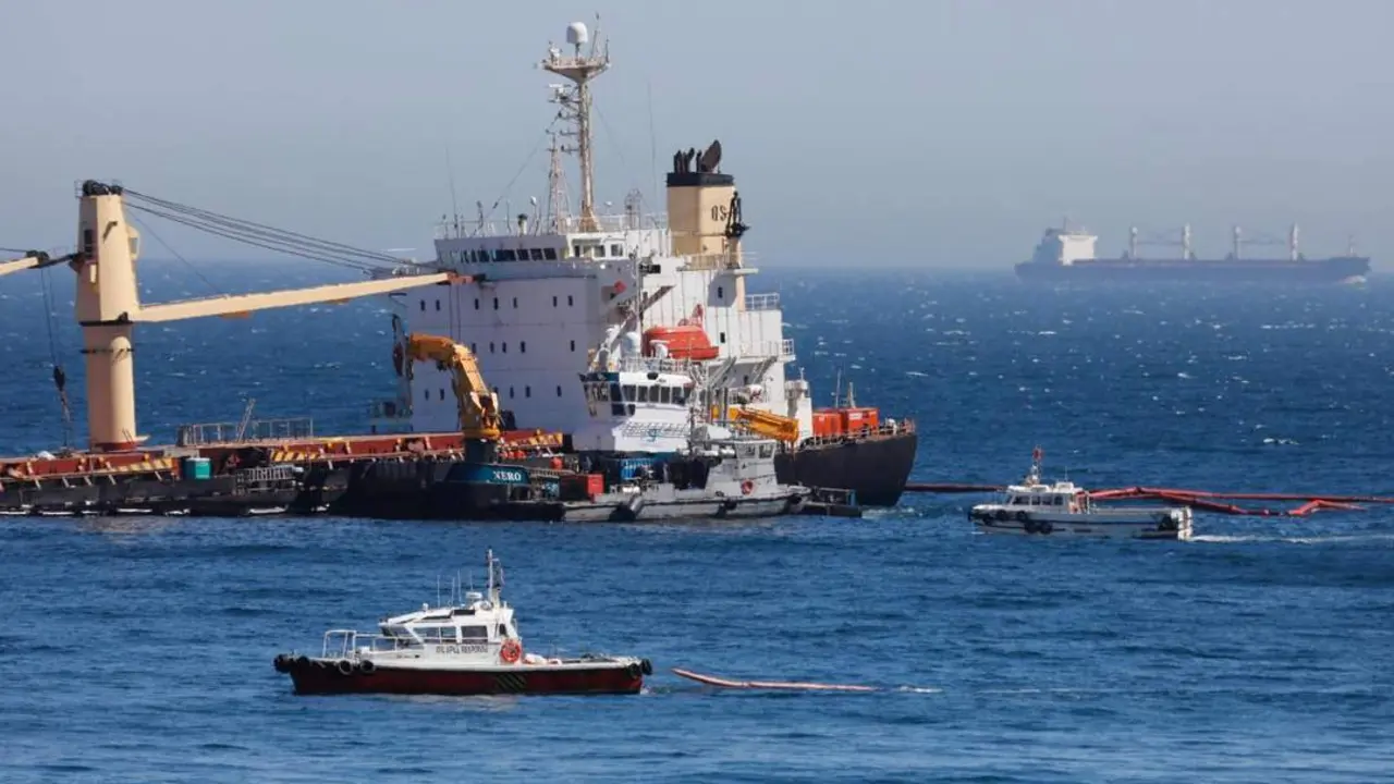 El 'OS 35' varado frente a Gibraltar. - EFE