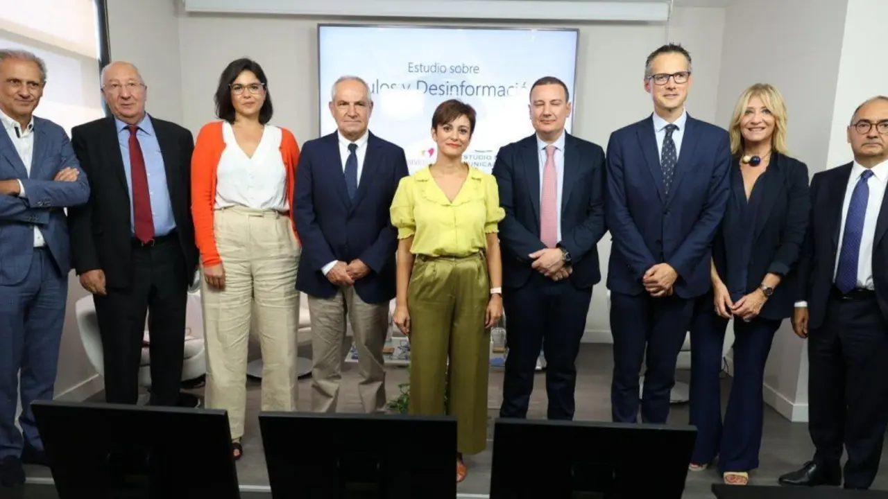 Participantes de la presentaci&oacute;n del informe 'Bulos y desinformaci&oacute;n'. - Jorge Villa/Servimedia