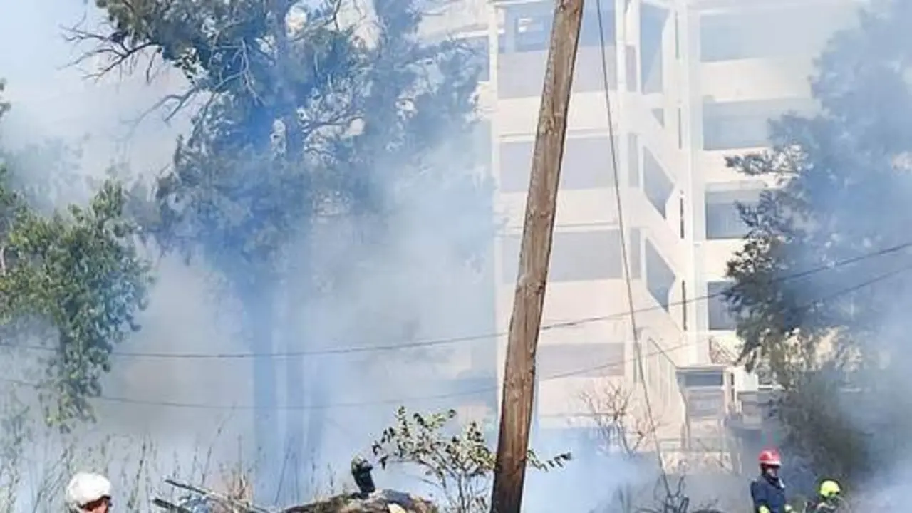 Sofocado un incendio en Torremolinos que oblig&oacute; a suspender 30 minutos el tren de Cercan&iacute;as. - AYTO. DE TORREMOLINOS