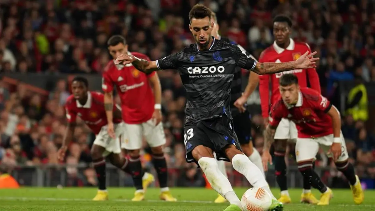 Brais M&eacute;ndez lanza el penalti. - EFE