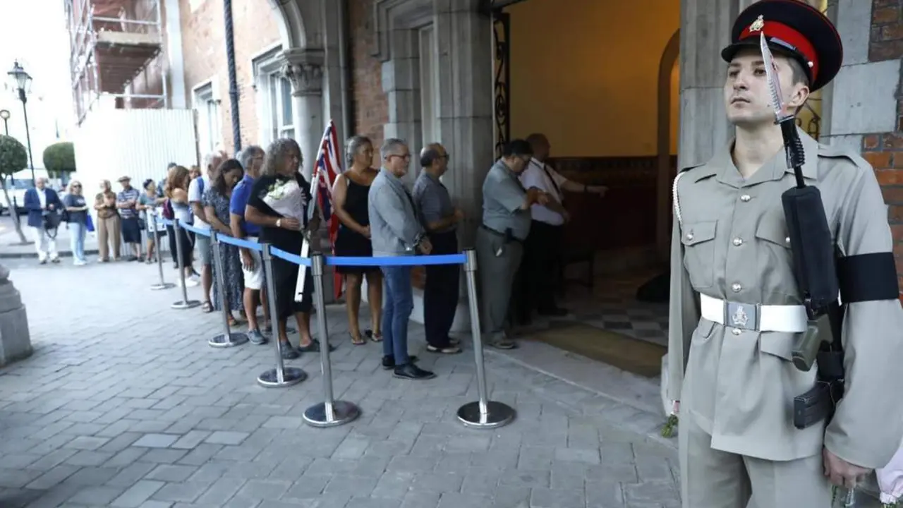 Ciudadanos de Gibraltar muestran sus condolencias. - EFE