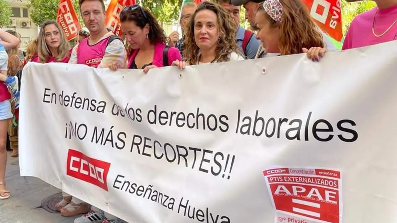 Concentraci&oacute;n del Personal T&eacute;cnico de integraci&oacute;n Social (PTIS) e Int&eacute;rpretes de Lengua de Signos en Huelva. - VH