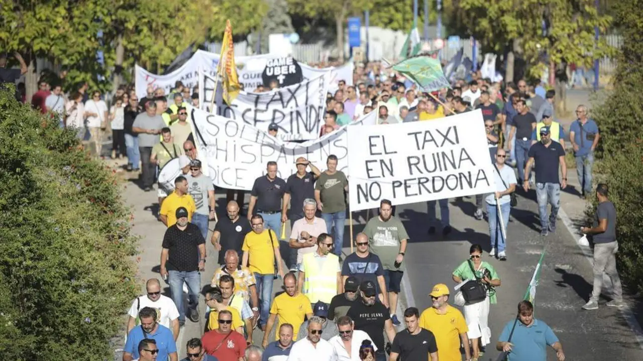 Un nutrido grupo de taxistas se concentran tras la convocatoria de la Federaci&oacute;n Andaluza de Aut&oacute;nomos del Taxi. - Europa Press