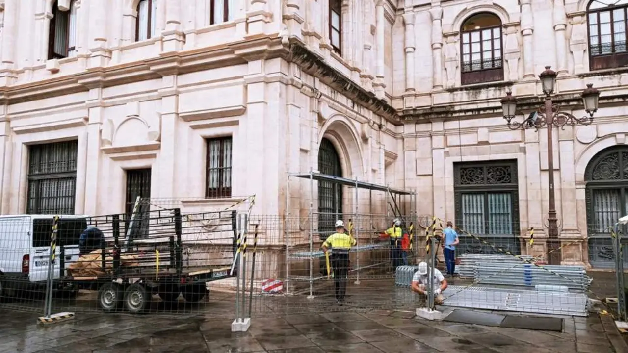 Montaje de andamios para la rehabilitaci&oacute;n de la fachada del Ayuntamiento que da a la calle Granada.  - EUROPA PRESS