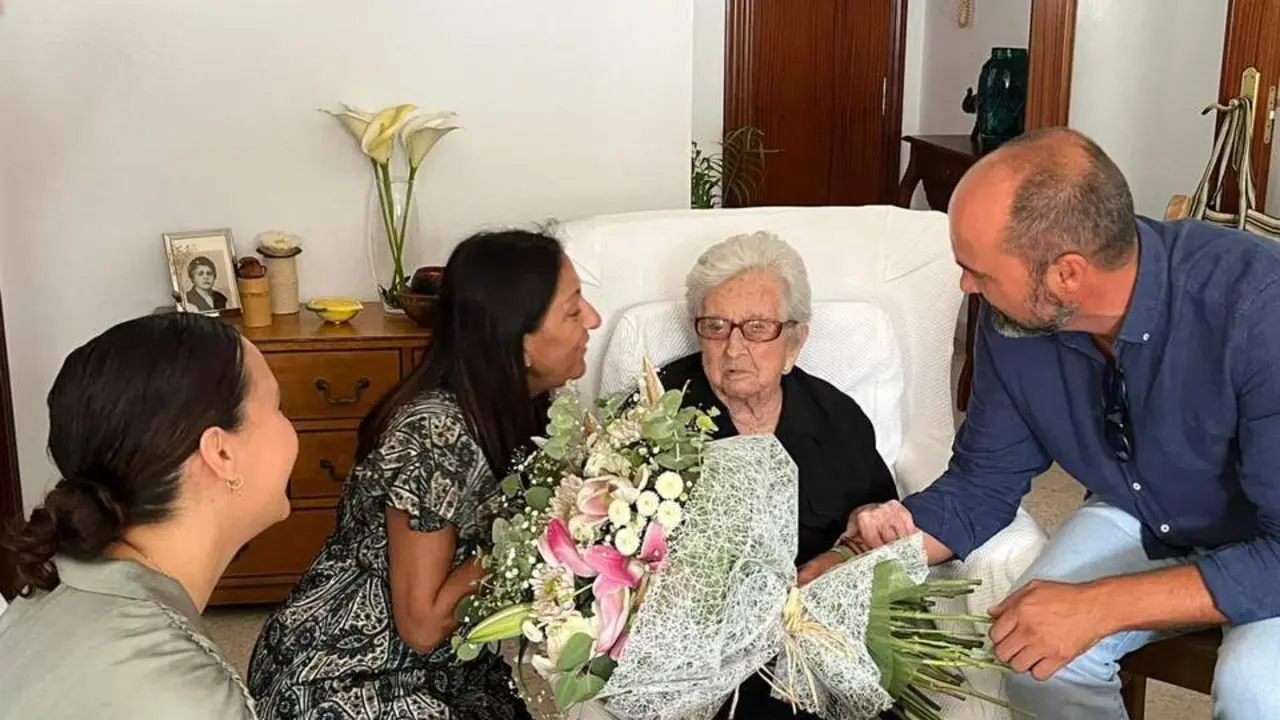 Visita del alcalde a Mar&iacute;a Rodr&iacute;guez. - A. I.