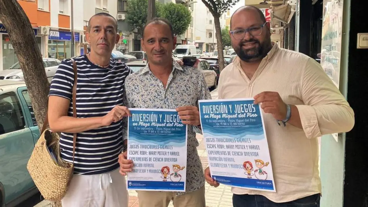 David Calleja y Javier Bello con el cartel.  - Viva. 