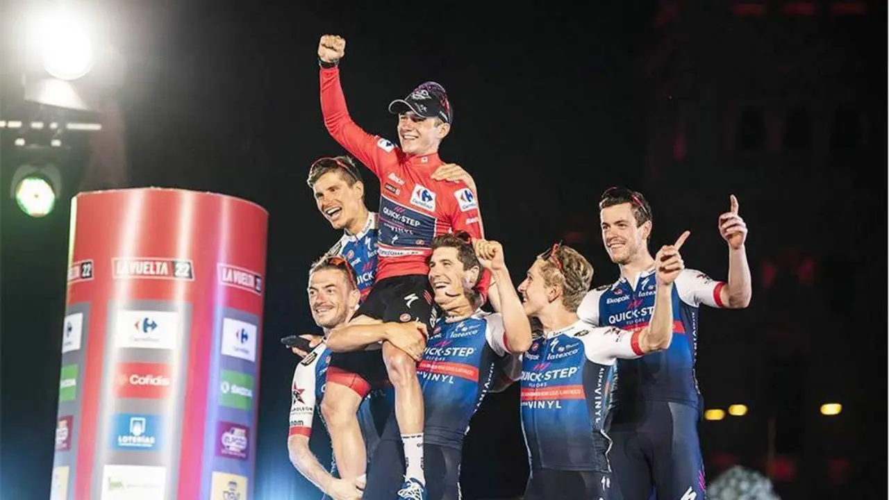 Celebraci&oacute;n del belga Remco Evenepoel tras  ganar la Vuelta Ciclista a Espa&ntilde;a - Unipublic